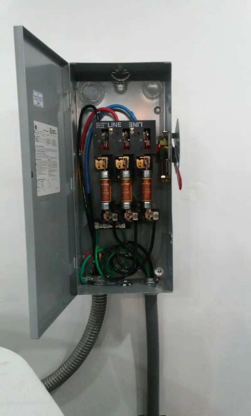 Three-phase disconnect switch installed for Smoke Detector Installation in Borger